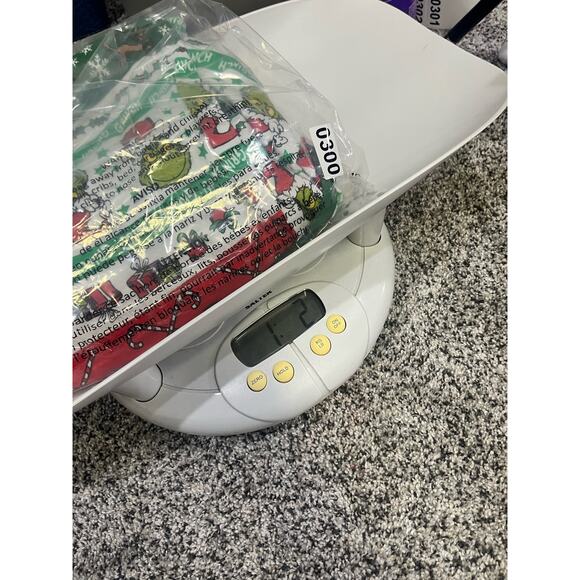 Dr. Seuss Grinch Unisex Two Piece Pajamas Red/Green Christmas T-shirt Joggers XL - Picture 9 of 9